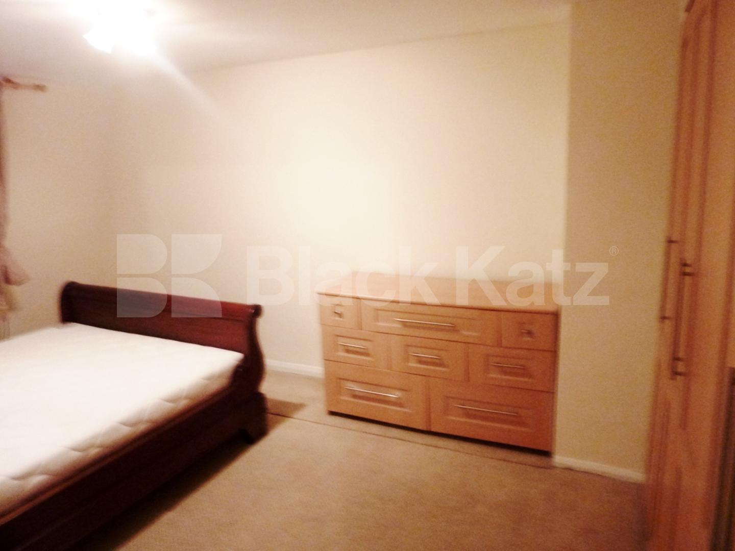 			4 BED - 2 BATH, 4 Bedroom, 1 bath, 1 reception Flat			 Gloucester Gardens, PADDINGTON  BAYSWATER